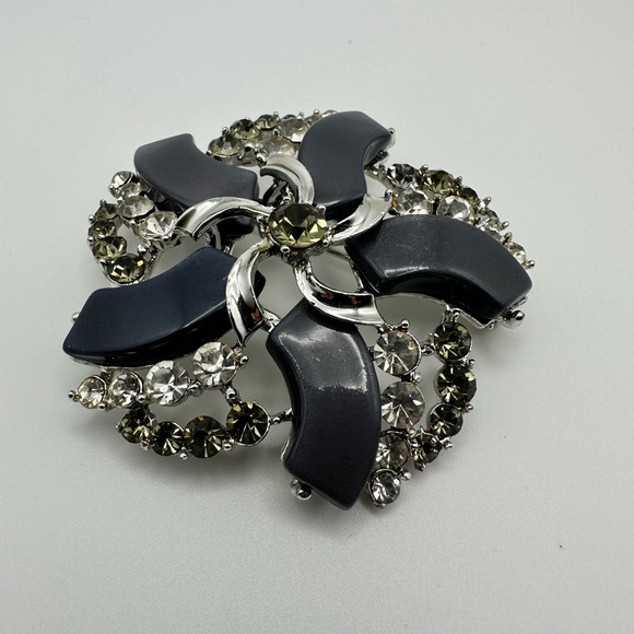 Vintage signed Star Vintage Silvertone Thermoset And Crystal Pan Pin brooch - Picture 3 of 8